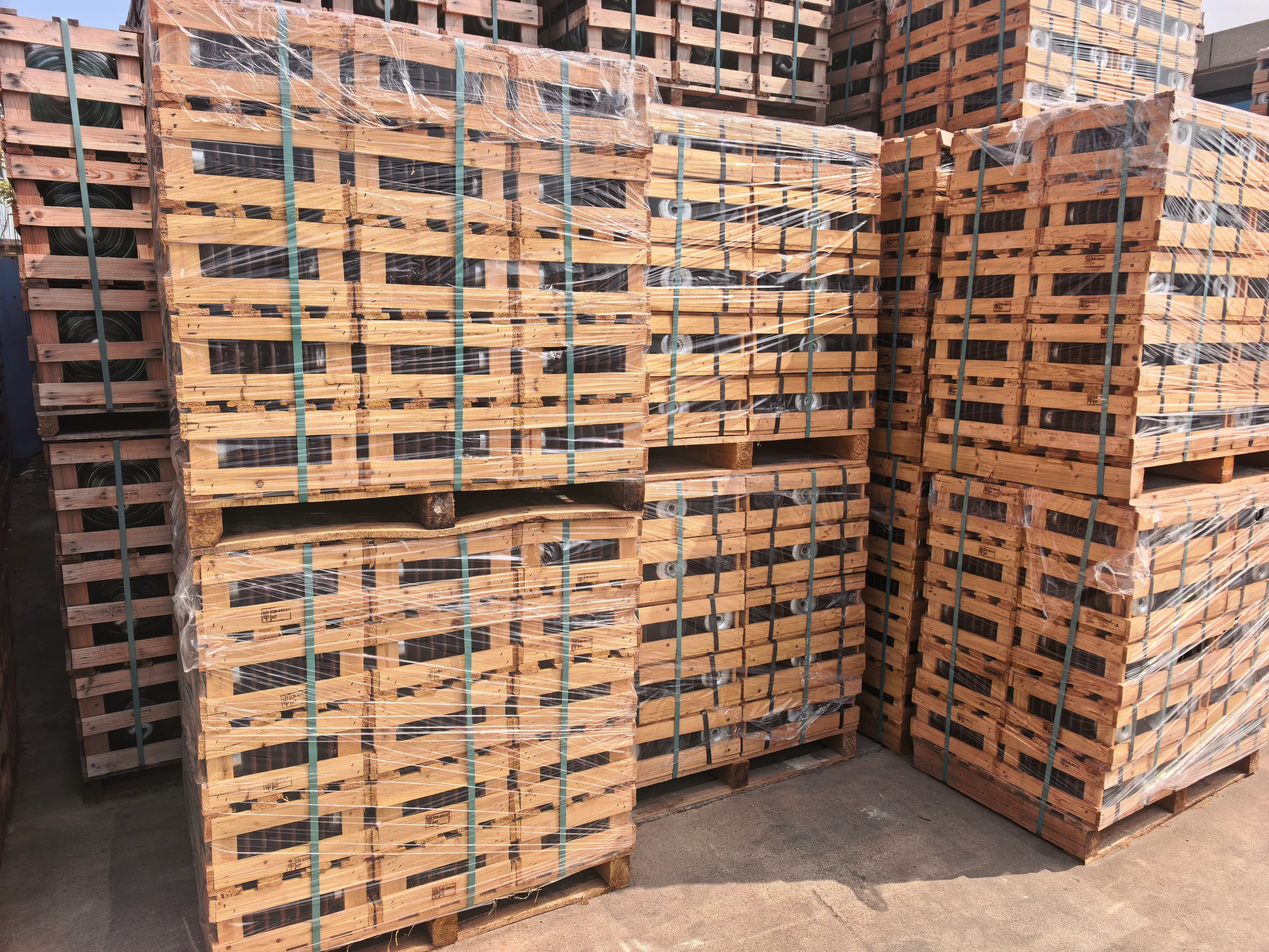 Warehouse / packaging / shipping