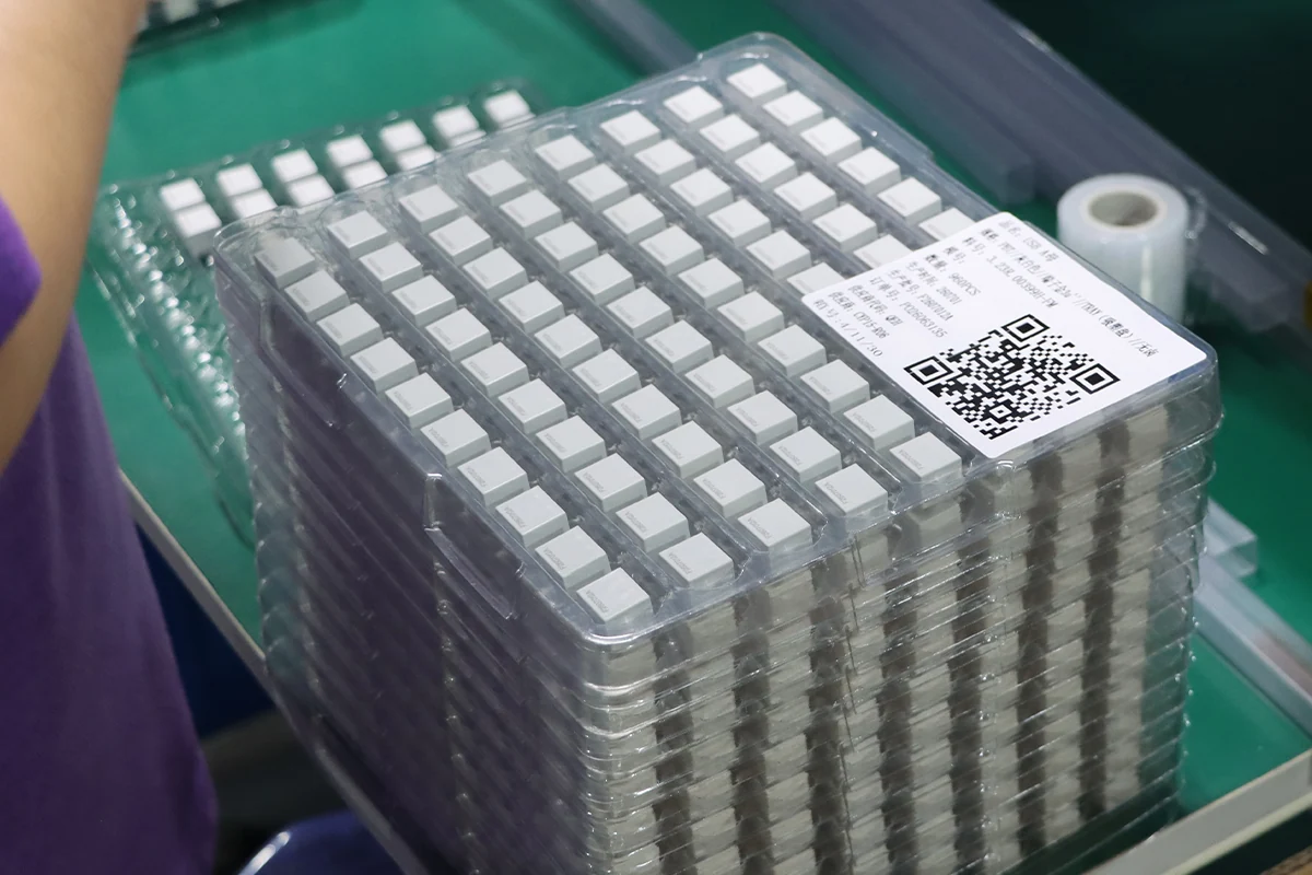 Machined components arranged in protective trays