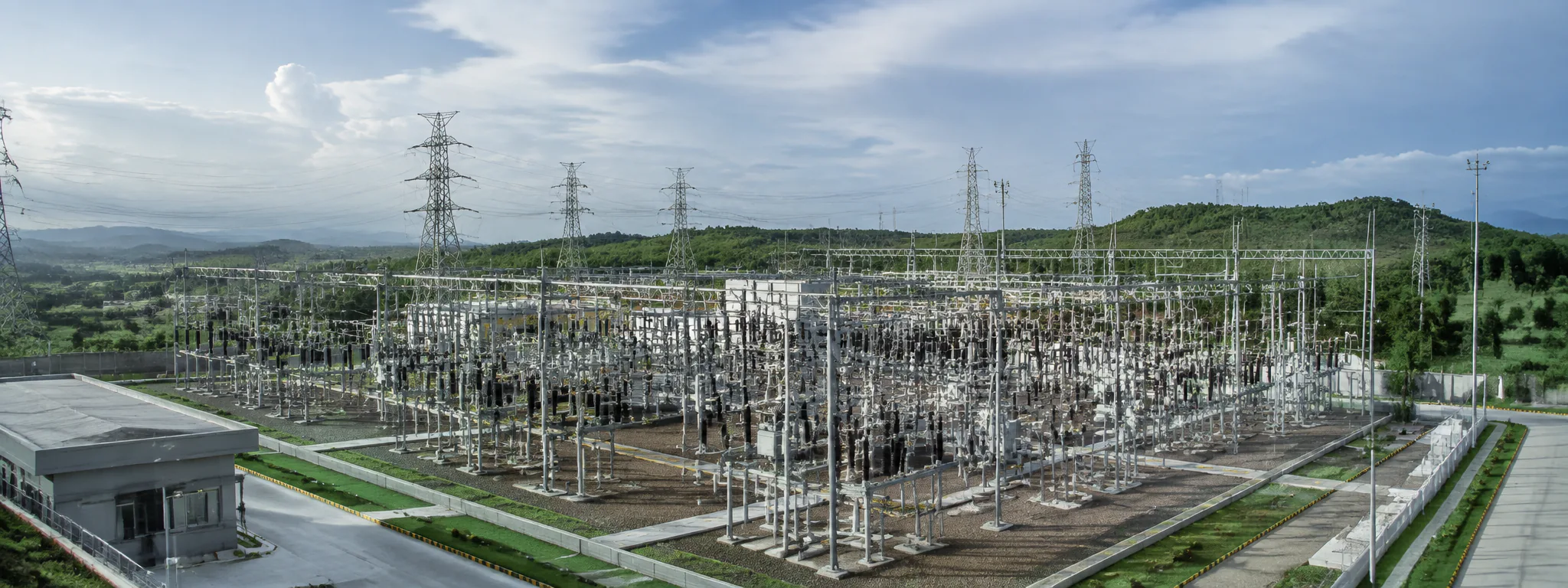 Power transmission substation and transmission towers