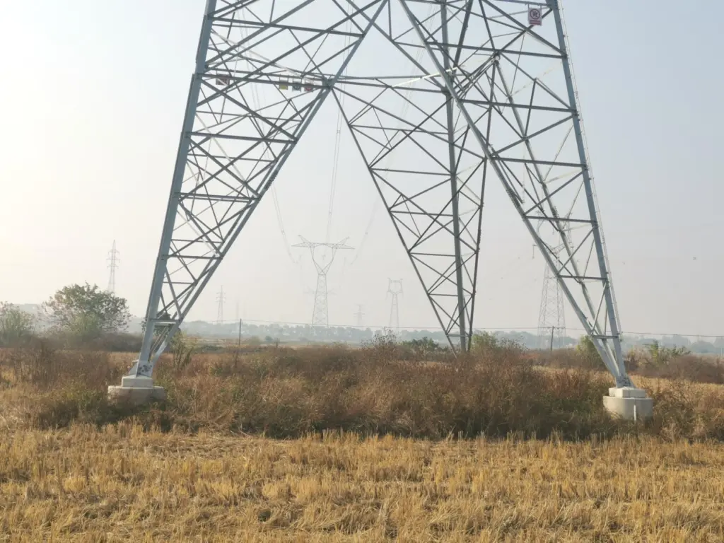 500kV transmission towers and conductors on the Shanggao outgoing project in Jiangxi