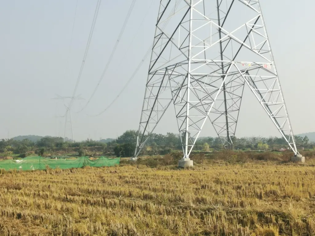 500kV transmission towers and conductors on the Shanggao outgoing project in Jiangxi
