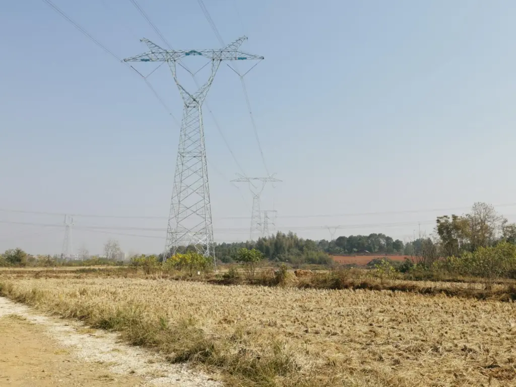500kV transmission towers and conductors on the Shanggao outgoing project in Jiangxi
