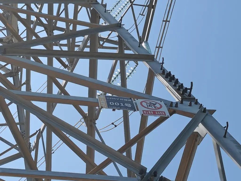 Yeao line: tower steelwork and insulator connection detail
