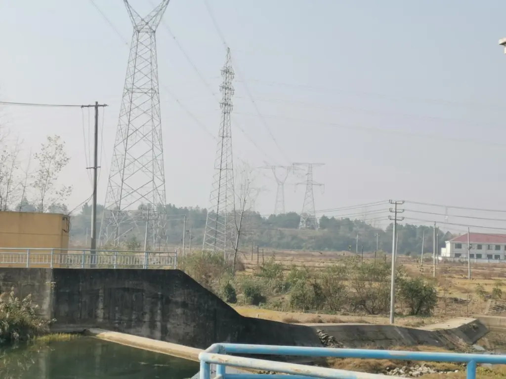 Line approach and surrounding electrical infrastructure