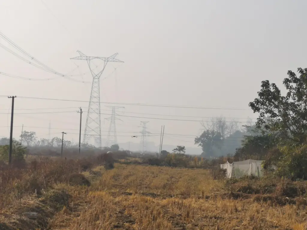 Overhead circuits along the Yijin line route