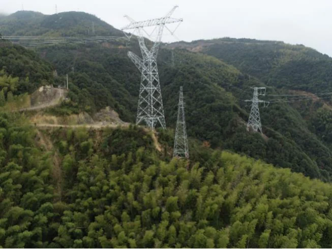 Tower and conductor spans along the pumped-storage connection
