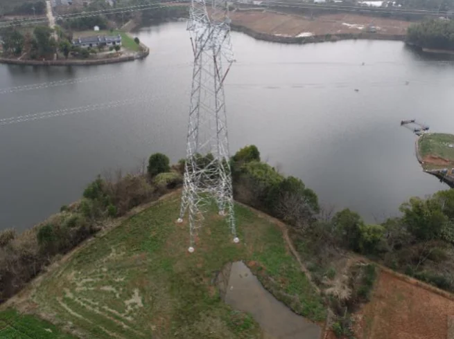 Tower and spans along the Qujiang connection