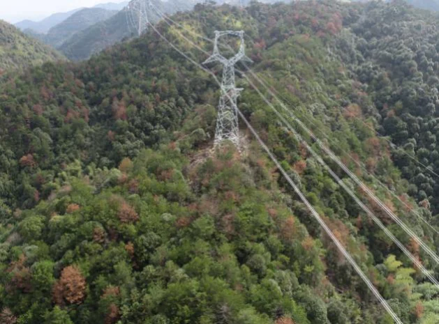 Tower steelwork and overhead conductor arrangement